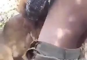 Homem soca a pica na cachorra no meio da rua