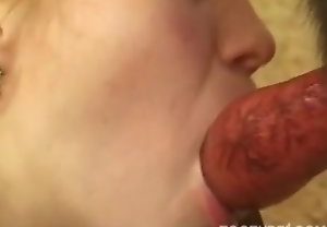 Loira gostosa chupa e senta no pau do cachorro