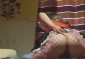 Mulher dá o cu pra cachorro e goza sem parar