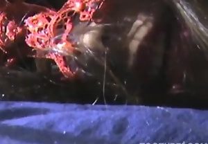 Mulher dando para um animal em vídeo amador de zoofilia