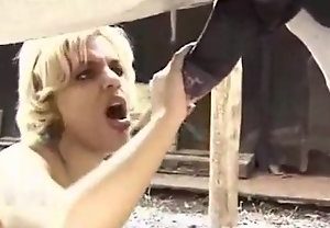 Animal goza dentro da boca da loira safada no vídeo de sexo