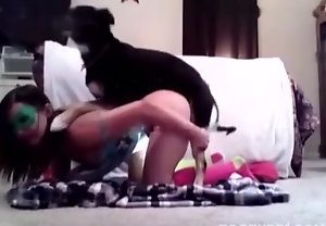 Morena de quatro goza gostoso em cena de zoofilia