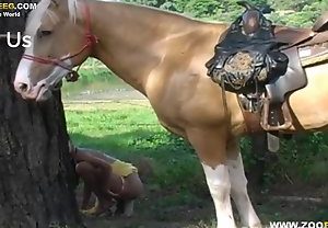 Morena gostosa sentando forte no cavalo