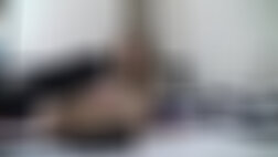 Mulher abre as pernas e deixa o cachorro foder sua buceta